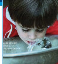 Nio cogiendo agua de un grifo