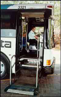 Autobús equipado con plataforma elevadora. Este sistema ha sido superado por la tecnología de piso bajo.