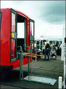 El acceso al autocar se efectúa mediante plataforma elevadora situada en la parte trasera