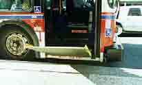 Señalización exterior en autobús junto a puerta de entrada: